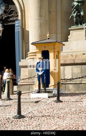 Wache am Eingang zu den königlichen Palast auf der Insel Gamla Stan, Stockholm, Schweden. Stockfoto