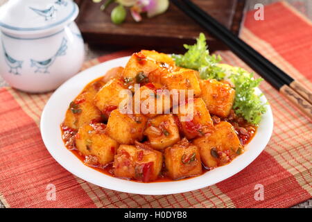 Mapo Tofu mit Salat und Tee Topf auf weißen Teller auf Bambus-Tablett Stockfoto