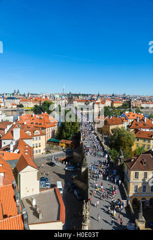 Die Karlsbrücke über die Moldau mit Blick auf die Altstadt (Staré Město), Prag, Tschechische Republik Stockfoto