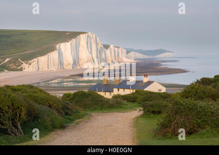 Die sieben Schwestern und die Coastguard Cottages von Seaford Kopf, Seaford, Ostsussex, England, UK Stockfoto