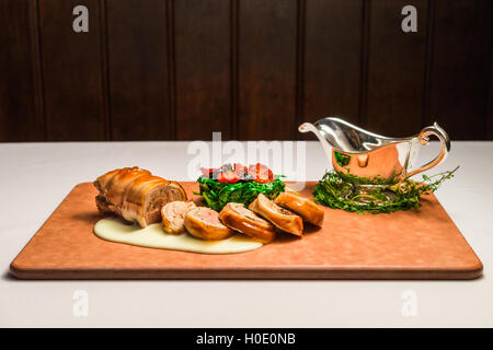 Osteria Kunst Spanferkel Schwein Porchetta auf Holzbrett Stockfoto