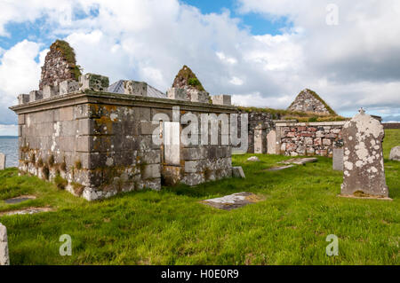 Die Ruinen der Kirche St. Columba an einem Punkt auf der Eye-Halbinsel Isle of Lewis auf den äußeren Hebriden. Stockfoto