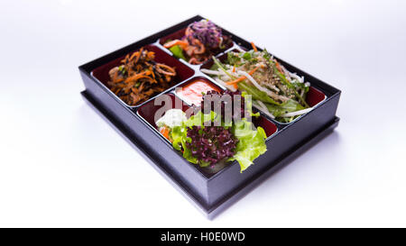 Bento Box Salat aus Kopfsalat, Kohl und Kimchi auf weißem Hintergrund Stockfoto