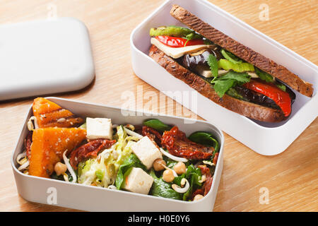 Lunchbox-Salat mit Kürbis Kichererbsen und ein Sandwich mit gegrilltem Gemüse aus frischen Stockfoto