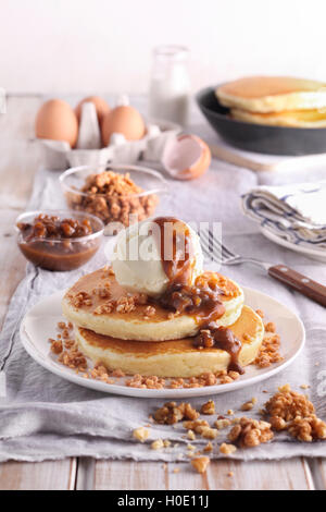 Pfannkuchen Sie-Walnuss-Crunch mit Sahne auf dem Tisch Stockfoto