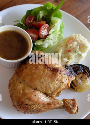 Spezielle gebratenes Huhn Essen serviert mit japanischen Kartoffelsalat, geröstete Zwiebel Salat und hausgemachten Soße Stockfoto