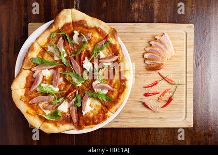 Würzige geräucherte Ente Pizza mit Büffelmozzarella auf Holzbrett Stockfoto