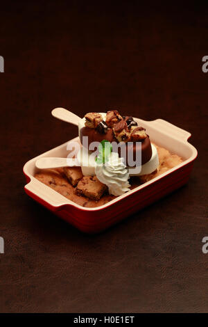 Kaya Waffel Toast triple Chocolate Cookie Pfanne auf schwarzem Hintergrund Stockfoto