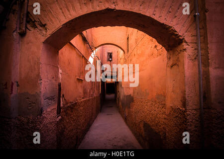 Die düstere Gasse im Zentrum von Marrakesch Medina Stockfoto