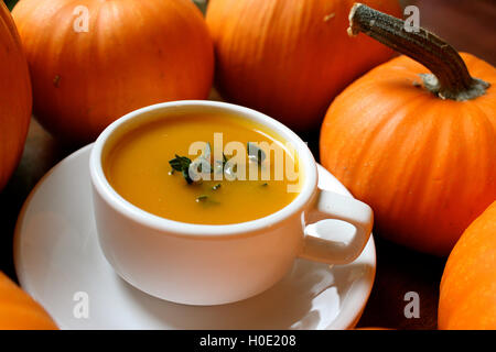 Kürbissuppe mit Kartoffeln und Kastanien in weiße Tasse Stockfoto