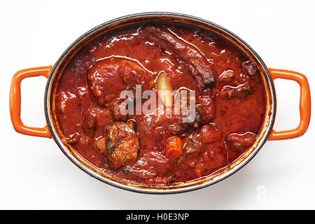 Lexikon der Lebensmittel geschmortes Rindfleisch in Tomaten-Sauce in Eintopf auf weißem Hintergrund Stockfoto