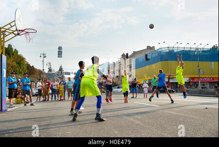 Jugendliche, die während der 3 x 3 ukrainische Streetball Meisterschaft Basketball zu spielen. Stockfoto