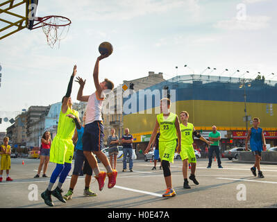 Jugendliche, die während der 3 x 3 ukrainische Streetball Meisterschaft Basketball zu spielen. Stockfoto