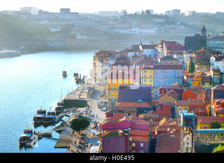 Draufsicht der Altstadt von Porto im Abendlicht. Portugal Stockfoto