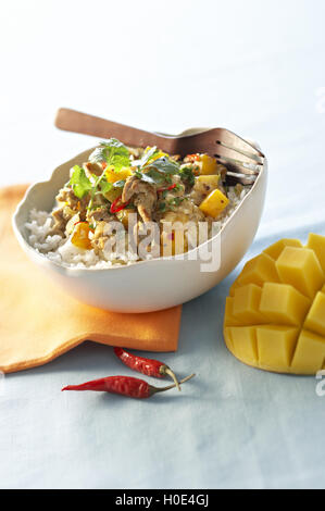 Würzige Kalbfleisch gedünstet mit Mango auf weiße Schüssel mit getrockneten chili Stockfoto
