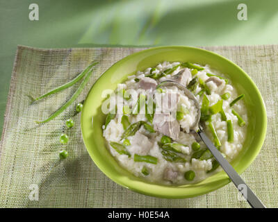 Kalbfleisch Risotto Primavera oder Brei in grüne Schüssel Stockfoto