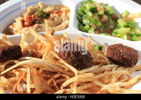 Venice Boardwalk Poke und Pucks mit Bratkartoffeln und pürierte Gemüse Stockfoto