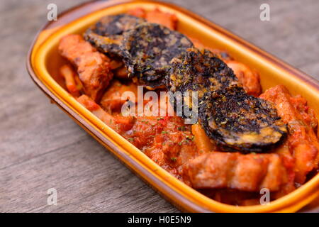 Rote Paprika Thunfisch gedünstet Kartoffeln auf Holztisch im asiatischen restaurant Stockfoto