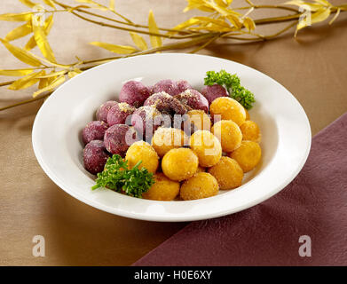 Mochi Kuchen auf weißen Teller mit Bambuszweigen Stockfoto