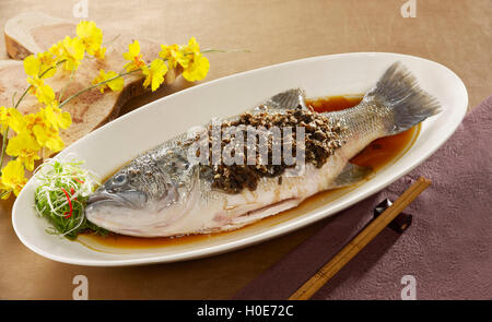 Meicai gedämpft Süßwasser Fisch Zackenbarsch mit Sauce auf weißen Teller Stockfoto