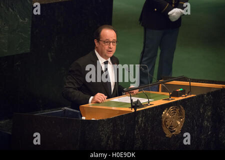 New Y Ork, Vereinigte Staaten. 20. Sep, 2016. Der französische Präsident Francois Hollande liefert seine Bemerkungen am ersten Tag der Generaldebatte der UN-Generalversammlung, IN der Regel Montagehalle im UN-Hauptquartier in New York. Bildnachweis: Albin Lohr-Jones/Pacific Press/Alamy Live-Nachrichten Stockfoto