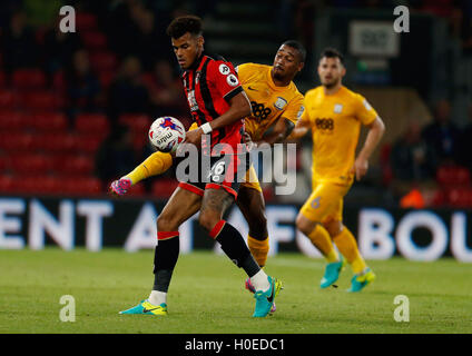 AFC Bournemouth Tyrone Mings (links) und Preston North End Chris Humphrey kämpfen um den Ball beim dritten Vorrundenspiel am Stadion Vitalität, Bournemouth EFL Cup. Stockfoto