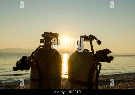 Zwei tauchen Tanks auf einem Meer in Griechenland am Strand Während der Sunrise Stockfoto