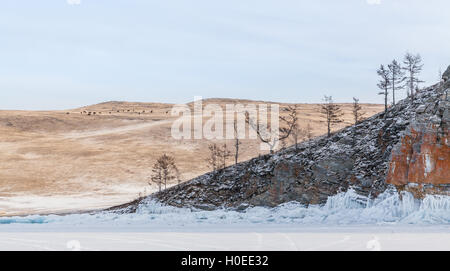 Bäume und Land an der Küste des Baikal-Sees Stockfoto