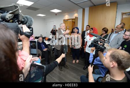 Labour Party Leader Jeremy Corbyn (Mitte) bei einer Kundgebung für alle Gruppenmitglieder telefonieren Personen für ihre Unterstützung der Corbyn in der Führungwahl im Unisono HQ im Zentrum von London. Stockfoto