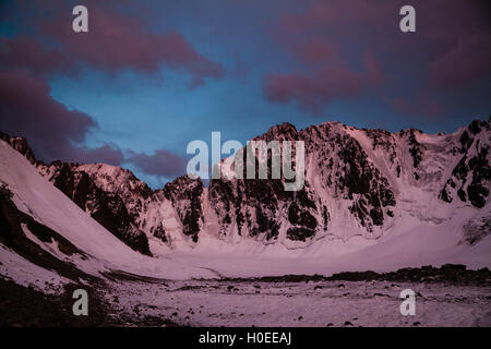 Abend in Bergen. Rosa Schnee und Gletscher Stockfoto