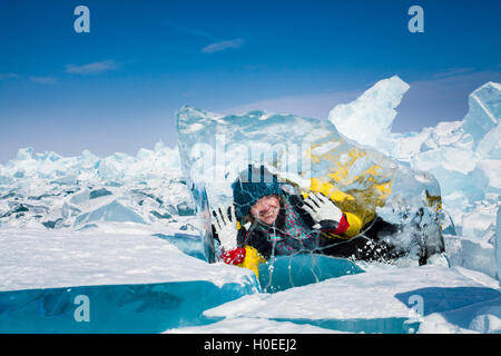 Schöne gefrorene Mädchen in transparenten Eisblock Stockfoto