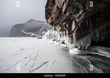 Grot Usury Siedlung. Felsen, Eiszapfen und Schnee Stockfoto