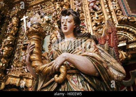 Detail von einem vergoldeten Holz Altarbild (17. Jh.) in der neuen Kathedrale oder Se Nova von Coimbra in Portugal Stockfoto