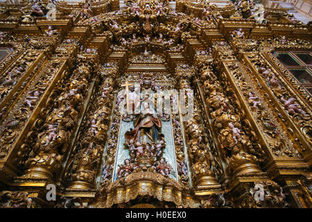 Riesige, wunderschöne vergoldete Holz Altarbild in der nationalen portugiesischen Artarpiece Stil, in der neuen Kathedrale oder Se Nova Coimbra ich Stockfoto