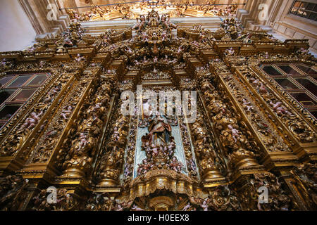 Riesige, wunderschöne vergoldete Holz Altarbild in der nationalen portugiesischen Artarpiece Stil, in der neuen Kathedrale oder Se Nova Coimbra ich Stockfoto