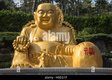 Gold Buddha Haedong Yonggunsa Tempel, Südkorea Stockfoto