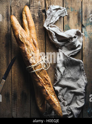 Zwei französische Baguettes auf grobe rustikalen hölzernen Hintergrund. Ansicht von oben, vertikale Zusammensetzung Stockfoto