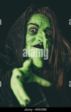 Grüne Hexe handeln, wie sie einen Fluch wirft. Geringe Schärfentiefe. Stockfoto