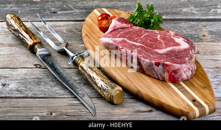 Frisch gegrillte Rib-Eye Steak fertig zum Verzehr. Stockfoto