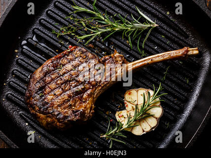 Gegrilltes Rindfleisch Grillen Kalbfleisch Rippe auf Braten aus Gusseisen Grill schließen nach oben schwenken Stockfoto