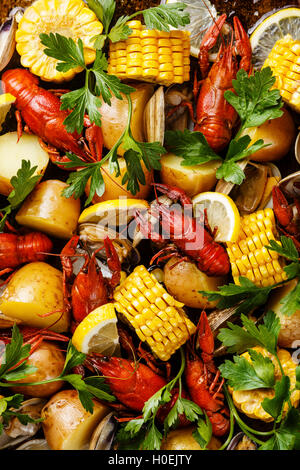 Clambake Meeresfrüchte Kochen mit gekochte Krebse, Corn Cob, Kartoffeln und Muscheln Stockfoto