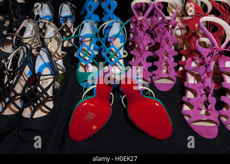 New York, NY USA - 14. September 2016: Schuhe von Christian Louboutin auf dem Display hinter den Kulissen für die Sammlung von Naeem Khan während der New York Fashion Woche Frühjahr/Sommer 2017 Moynihan Station Stockfoto