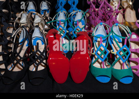 New York, NY USA - 14. September 2016: Schuhe von Christian Louboutin auf dem Display hinter den Kulissen für die Sammlung von Naeem Khan während der New York Fashion Woche Frühjahr/Sommer 2017 Moynihan Station Stockfoto