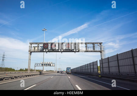 Breiten Landstraße Ausrüstung, Tempolimit-Schildern und Durchsetzung Verkehrskameras über Fahrspuren Stockfoto