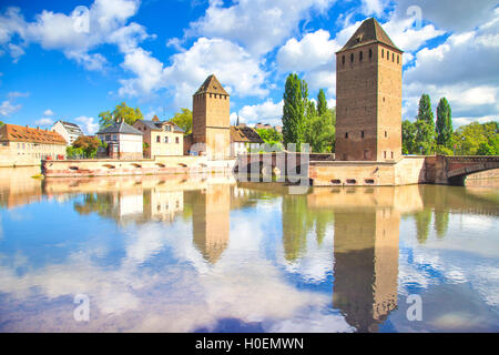 Straßburg, Turm der mittelalterliche Brücke Ponts Couverts und Reflexion, Barrage Vauban. Elsass, Frankreich. Stockfoto