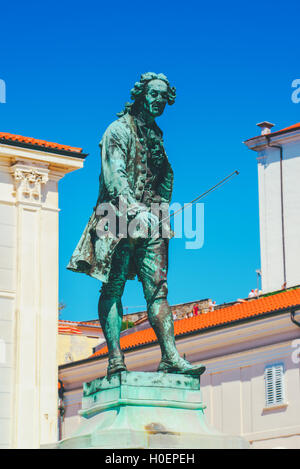 PIRAN, Slowenien - 27. August 2016: Statue des Geigers und Komponisten Giuseppe Tartini am Tartini Platz in Piran, Slowenien Stockfoto