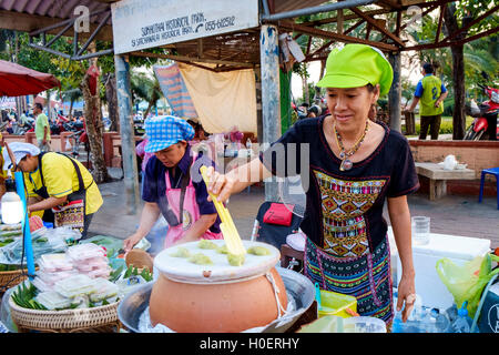 Frauen kochen auf einer Straße Lebensmittelmarkt in Sukhothai, Bezirk Mueang Sukhothai, Thailand. Stockfoto