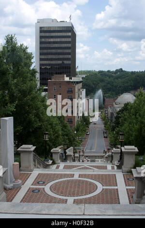 Lynchburg, Virginia, USA. Blick auf die Monument Terrace vom Lynchburg Museum bis zum Langley Fountain am James River. Stockfoto