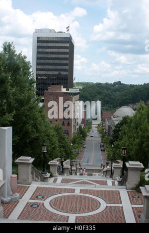 Lynchburg, Virginia, USA. Blick auf die Monument Terrace vom Lynchburg Museum bis zum Langley Fountain am James River. Stockfoto