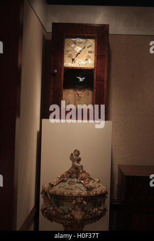 Alte Vase und Pendeluhr in der Geschichte Museum in Virginia, USA Stockfoto